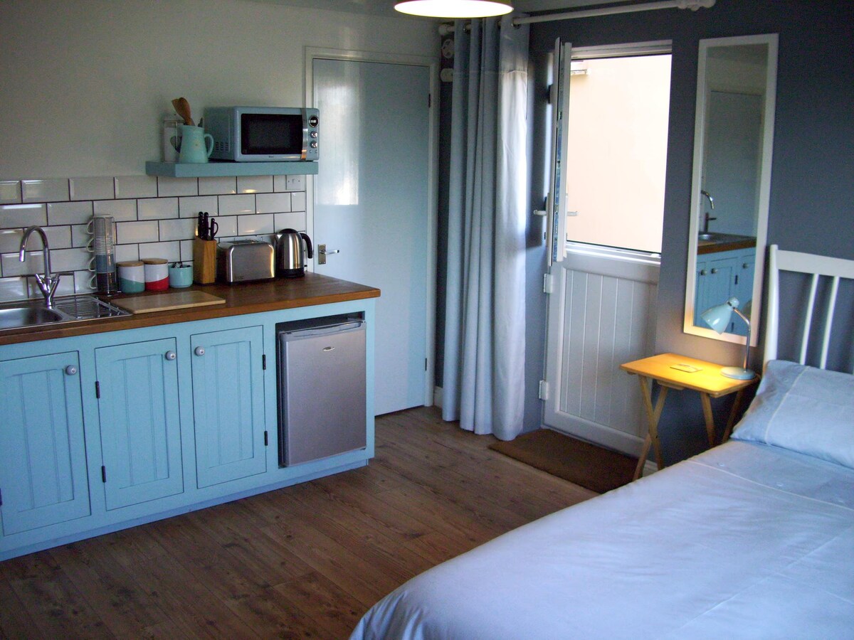 Successful Airbnb property: Lyme Regis cosy studio private parking 10 min walk in Lyme Regis