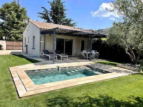 Private house with swimming pool & fenced garden