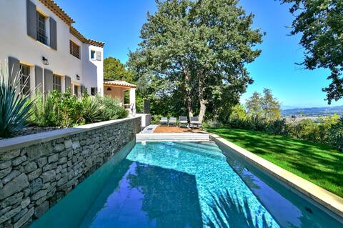 Bastide with a great view of the Luberon