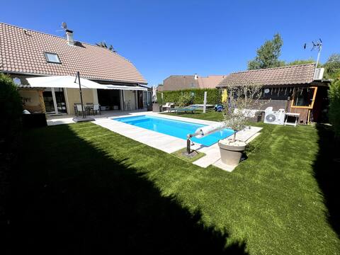 Entire house, pool, jacuzzi near Annecy