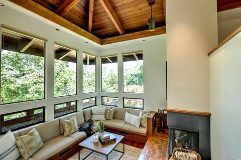 Sonoma Treehouse - Quiet home with deck & hot tub