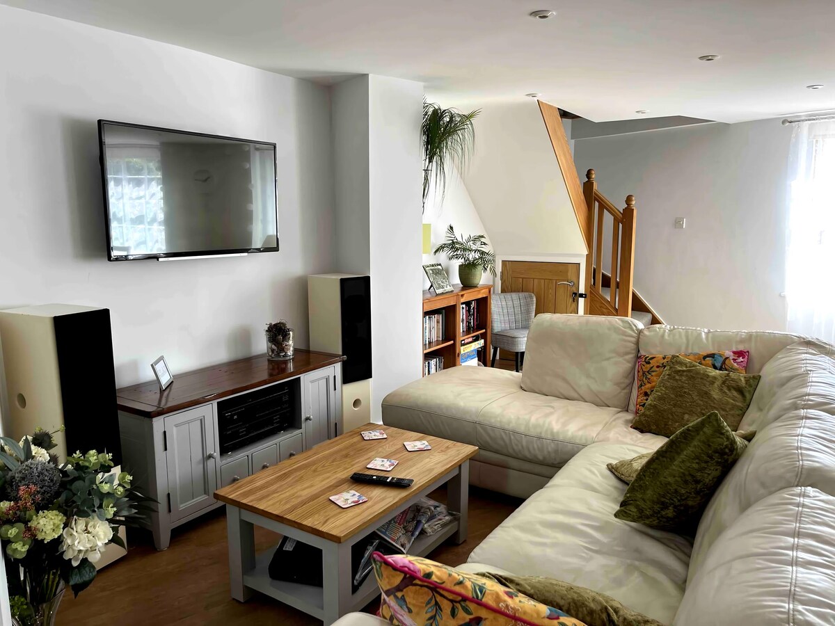 Popular Airbnb listing: Spacious two into one stylish cottage with parking in Suffolk