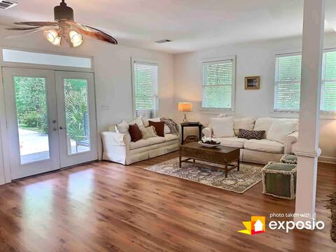 Country Club Cottage - GREAT location!