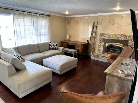 Huge Home - 2 Kitchens - Hot Tub