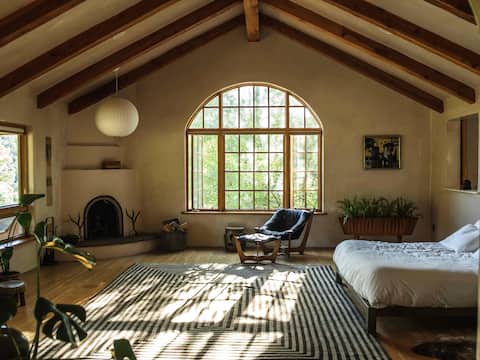 Many Feathers Ranch: 8000 sqft on the Rio Hondo