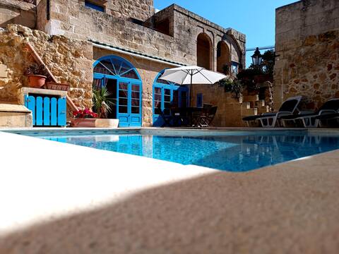 Quaint, charming 3 bedroom farmhouse with pool