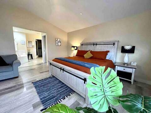 *Beautiful Views* 5Bed/3.5 Bath Sparks Lake Home