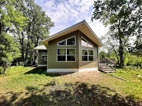 Modern, lovely & cozy cabin 5 mins from the lake