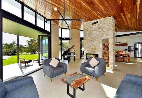 Gorgeous home with Infinity Pool & Fireplace