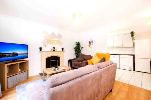 Stylish CITY Centre Townhouse, Sleeps 12 w/Parking