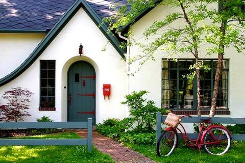 The English Cottage - Enchanting, 1 block to town