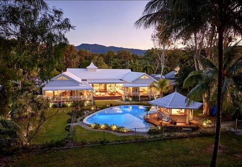 Luxury beachfront home 20 minutes from Cairns CBD