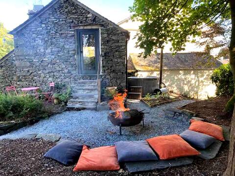 Cosy hot-tub hideaway in Beatrix Potter’s village