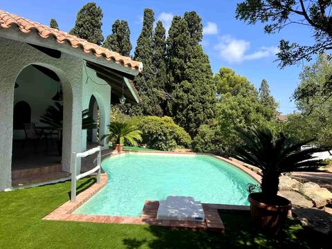 Villa with pool 150 meters  from the beach