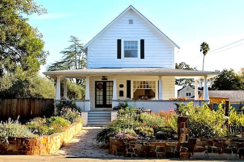 Renovated Farm House Downtown!