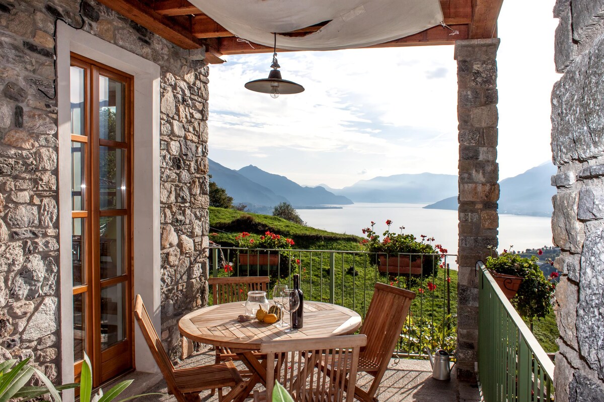 Airbnb con migliori performance: House with fantastic view of La Valenzana (Amelia) a Gravedona Ed Uniti