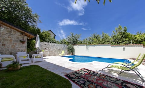 Triple apartment with pool, in the city center