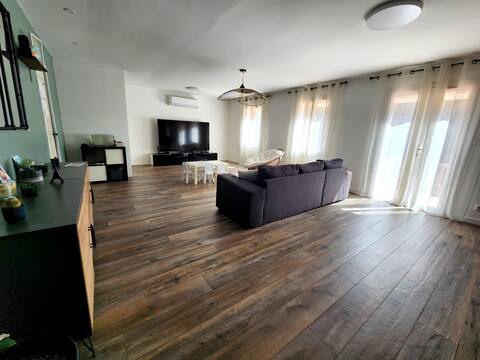 215 m² family home with swimming pool