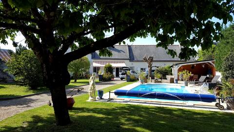 LONGERE WITH SWIMMING POOL IN CUTE GARDEN