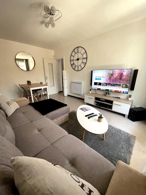 Popular Airbnb listing: Le Cosy: air-conditioned, south-facing terrace, parking in Hyères