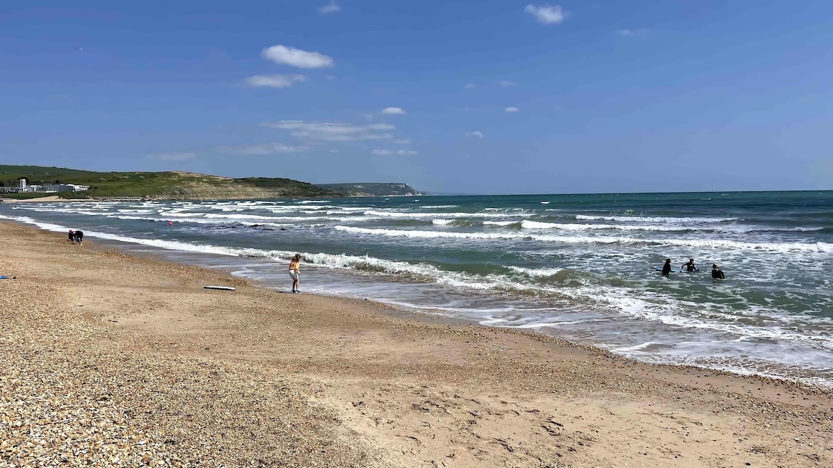 Popular Airbnb listing: (Upper Deck) Beachside studio Weymouth in Weymouth