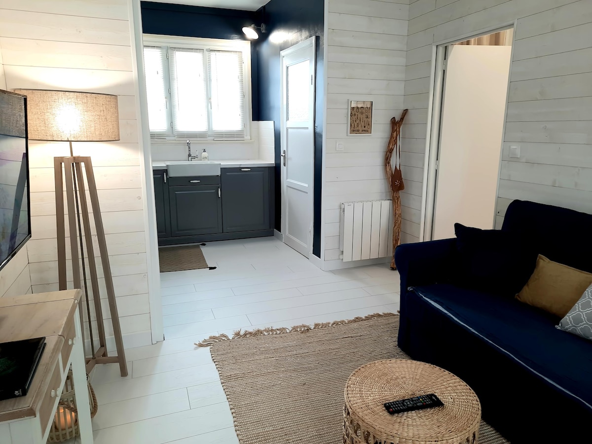 Top Airbnb: Cozy apartment overlooking the harbor in Calais