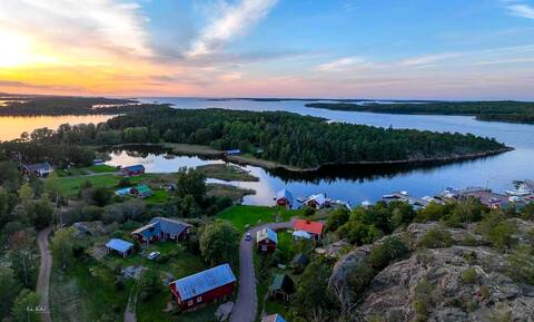 Kalles, archipelago idyll with view of Hamnsundet Strait