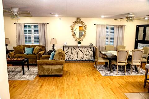 Cozy & Spacious Deluxe Stay near Downtown & GSW
