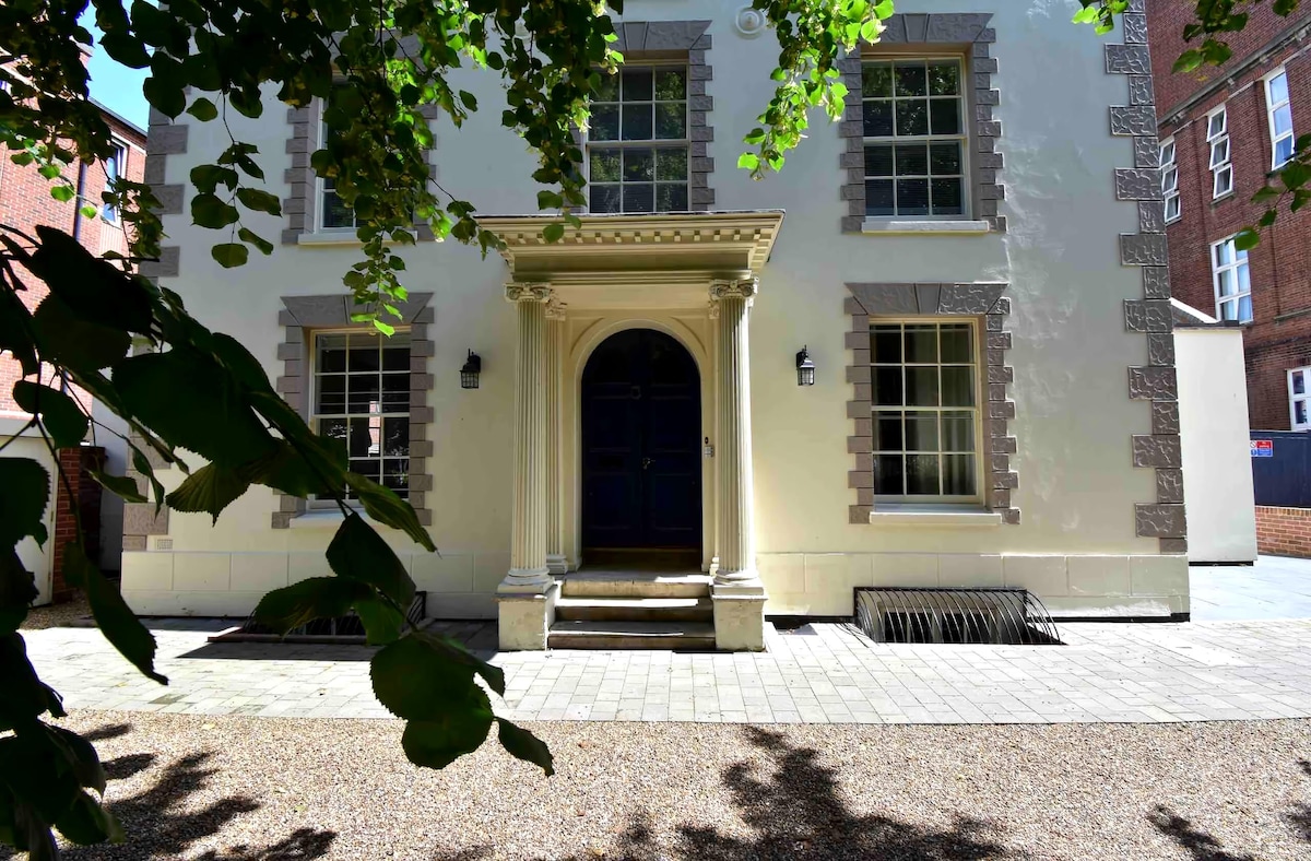 Top Airbnb: Lovely 2 bedroom apartment with parking onsite in Trowse With Newton