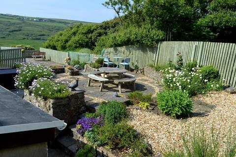 Curlew Cottage: sea views, hot tub, walk to beach