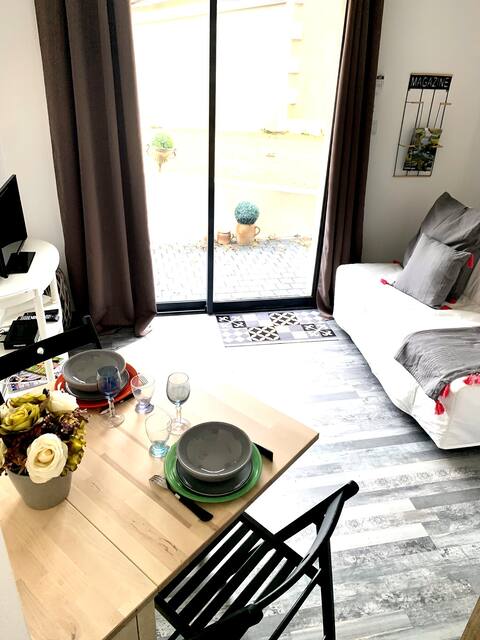 charming cocoon 1 to 2 steps from Futuroscope and Chu