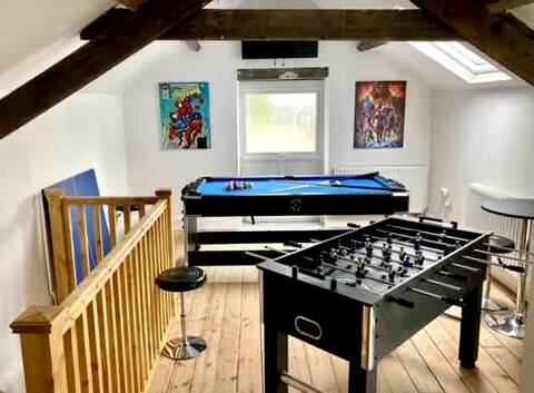8 bedrooms, Mountain view, close to Blackrock Sand