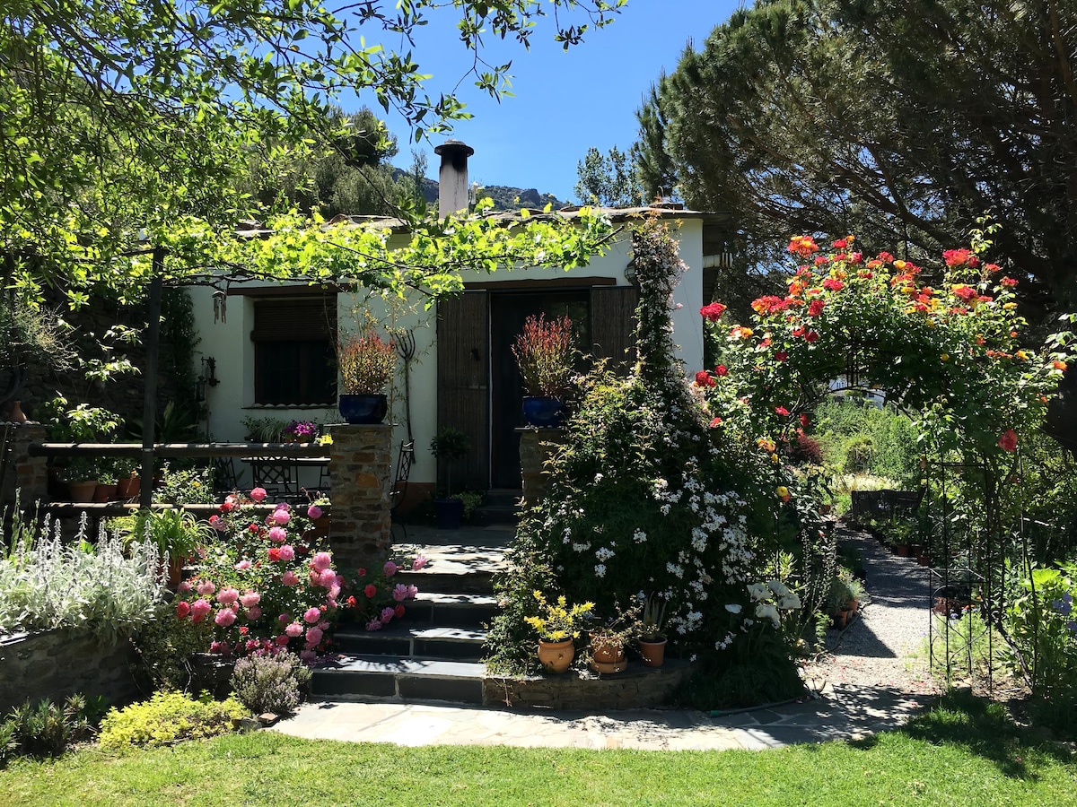 Propiedad de Airbnb exitosa: Cortijo Alguaztar, paradise garden, LGBTQ friendly en Granada