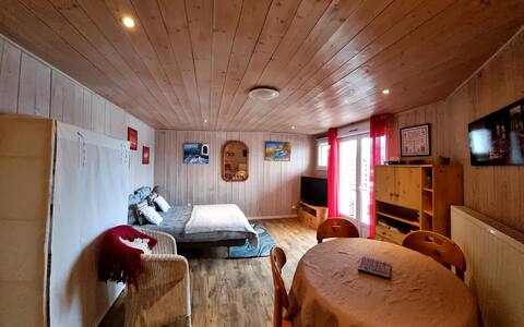 Independent studio in detached house