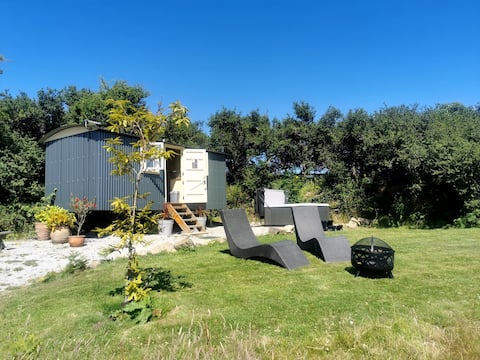Warm and cosy Shepherds hut with hot tub
