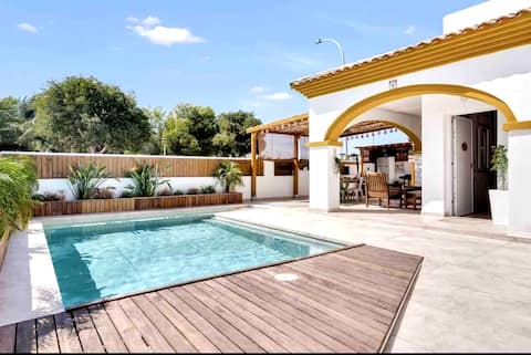 Beautiful villa with private pool by the sea