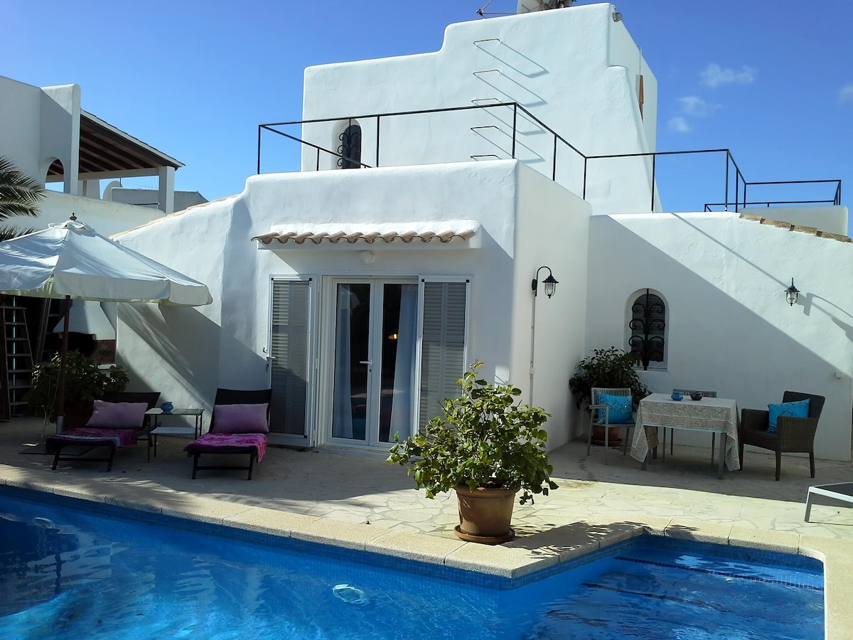 Popular Airbnb listing: Charming Chalet near the Beach ETV/9301 in Santanyí