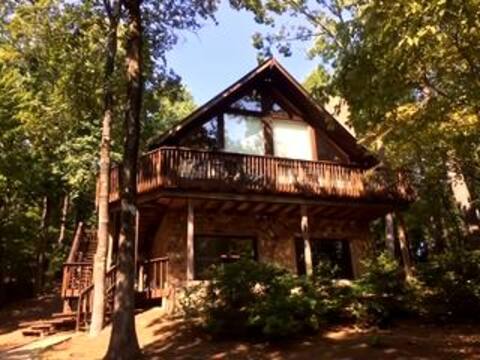 Large waterfront home in cove on Lake Jocassee!