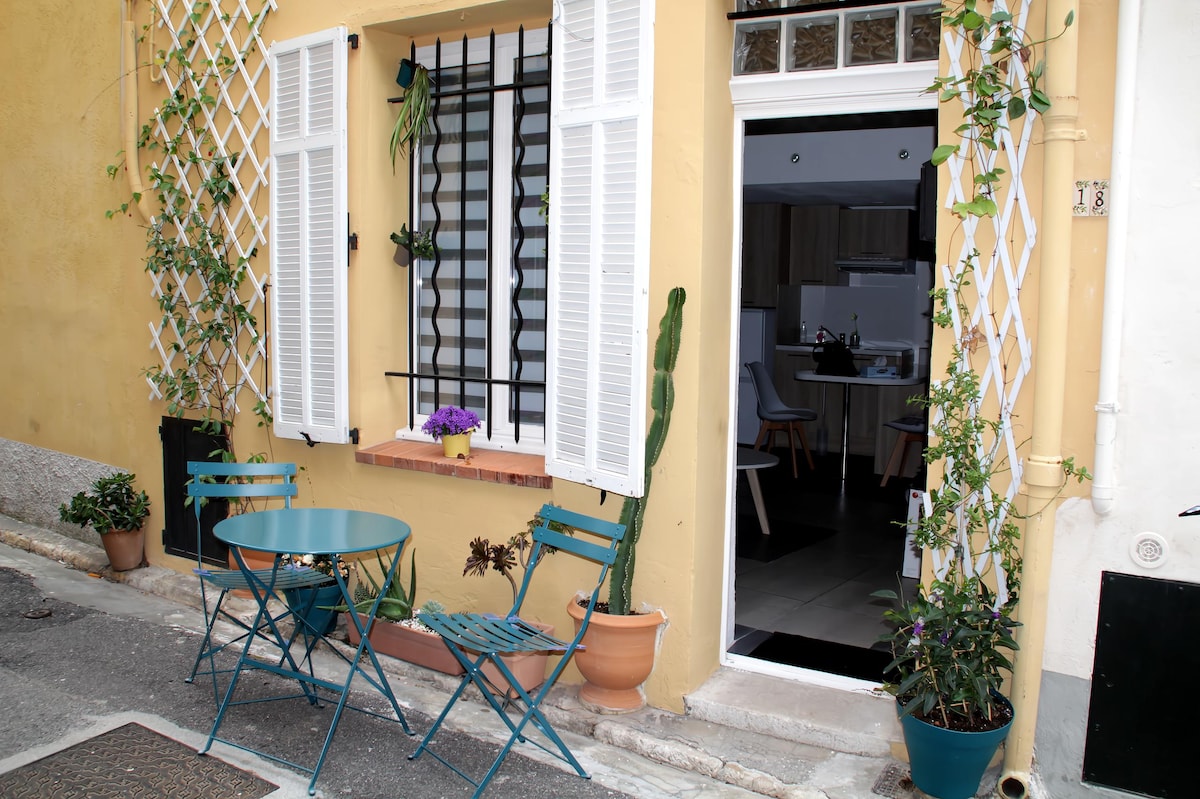 Airbnb performant: Charming studio in the old Antibes à Antibes