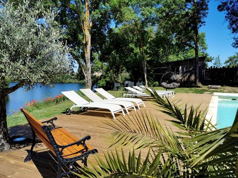 Detached villa with pool on the banks of the Lot