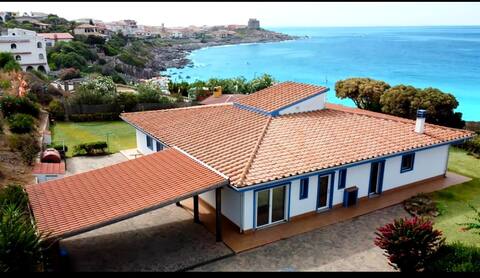 Waterfront Villa with direct access to the beach