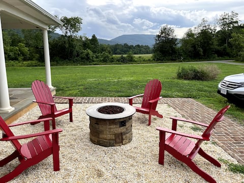 Riverfront Country Home with Blue Mountain Views