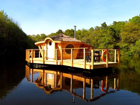 The unusual in a floating cabin, Moulin de Trévelo