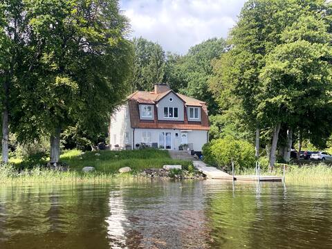 Large house by the lake Åsnen with your own jacuzzi and jacuzzi