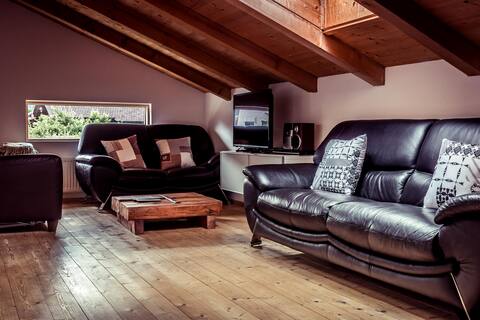 Alpine Guest House, sleeps 10, parking/Bus stop