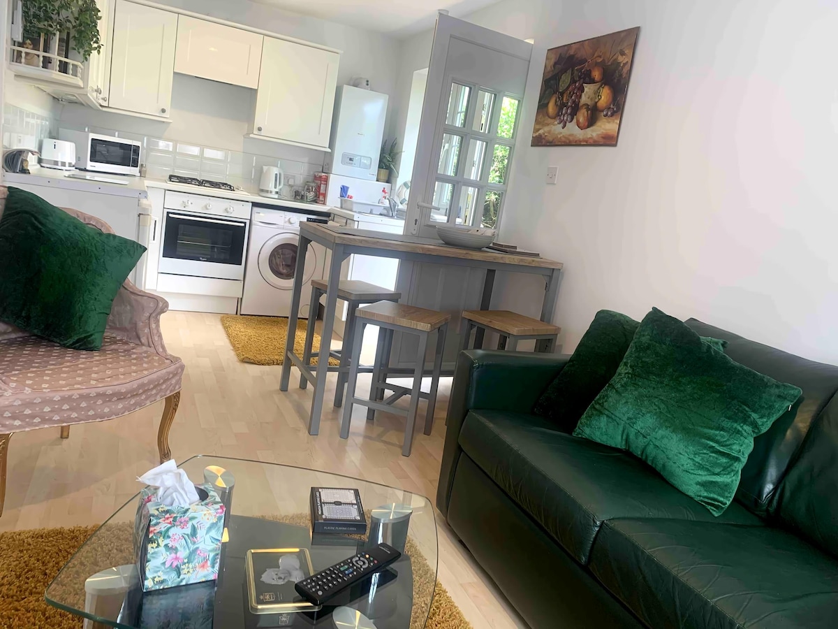 Popular Airbnb listing: Lovely 1 Bedroom Annex + Sofa Bed + Walking Shower in Bournemouth, Christchurch And Poole