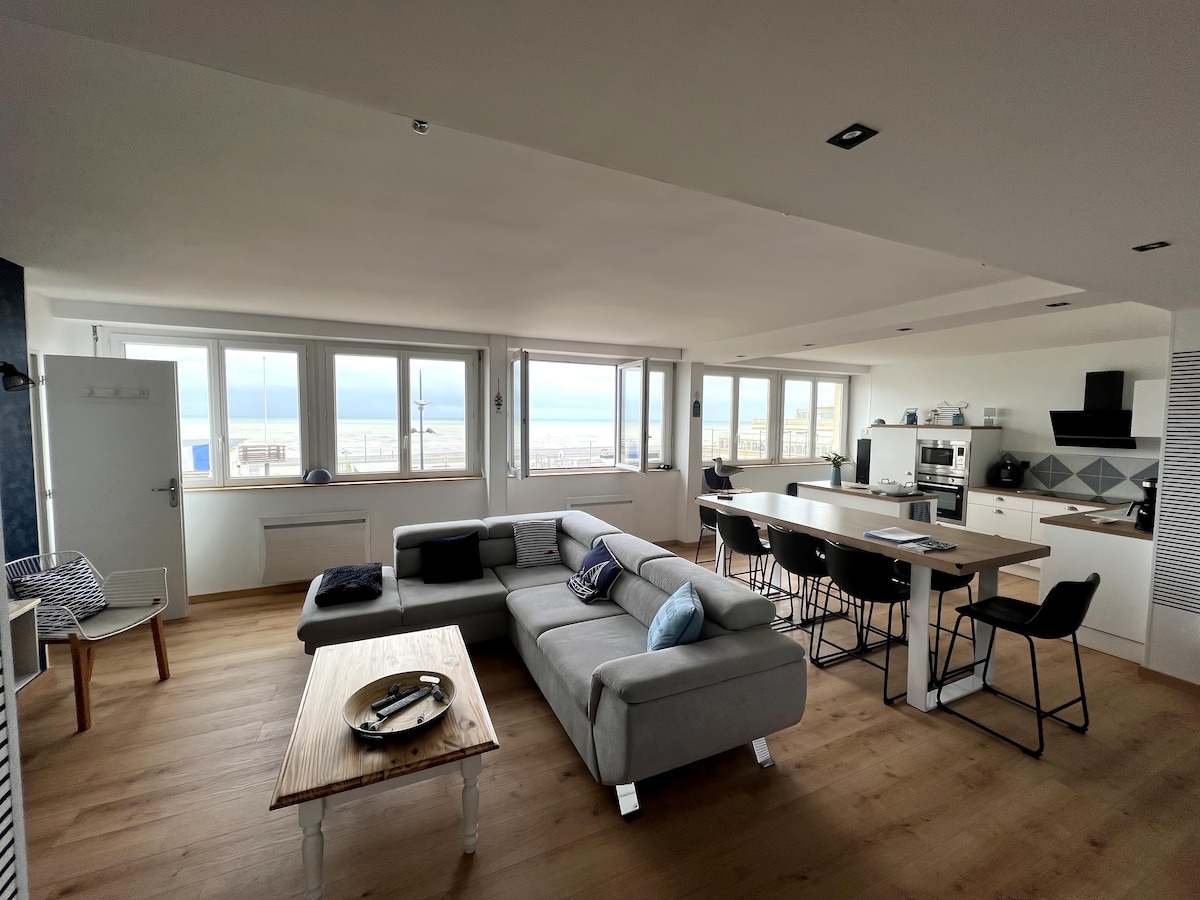Popular Airbnb listing: "Le Grand Bleu" Apartment beach front in Le Tréport