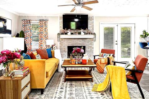Vibrant & Cozy Home-Sleeps 12-King Bed-Fenced Yard