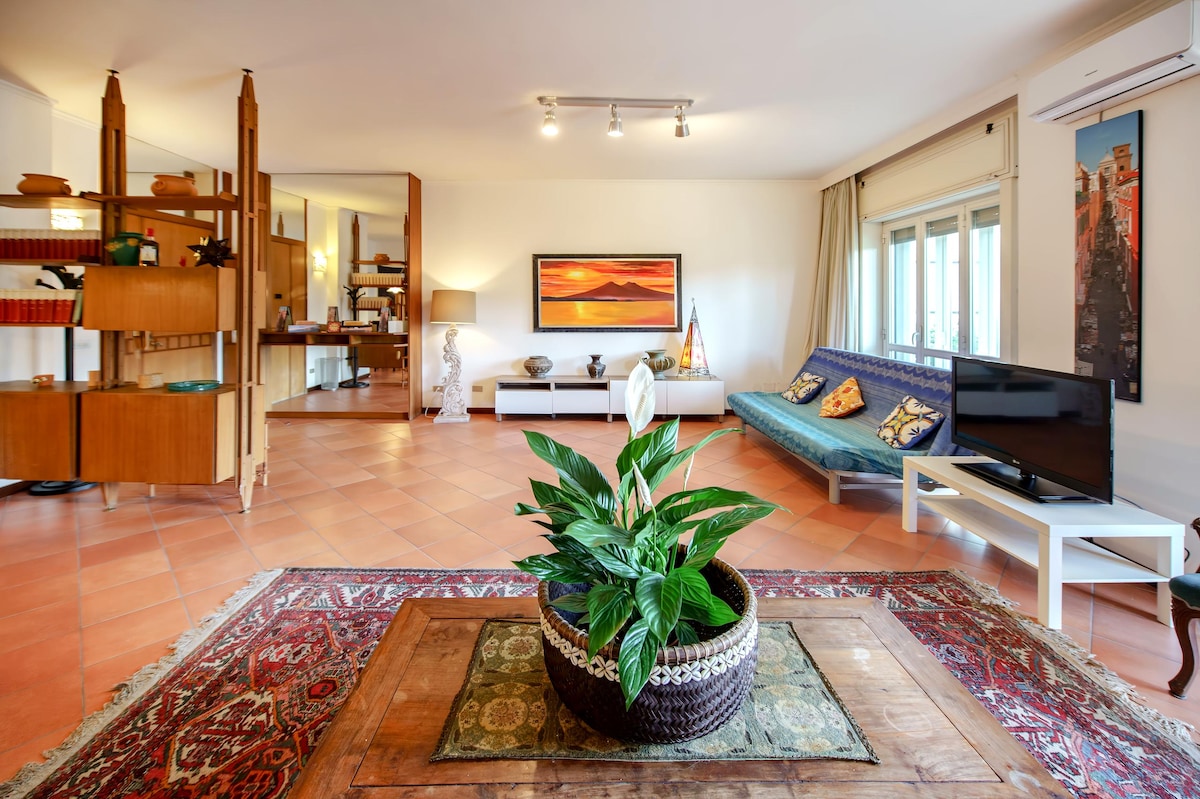 Popular Airbnb listing: Luxury 2b-2b Historic Center - Elevator and Garage in Napoli