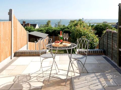 Bright modernised cottage with Estuary views